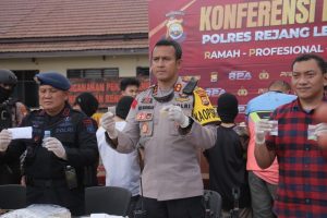 Tim Gabungan Polda Bengkulu dan Polres Rejang Lebong Grebek Kampung Narkoba, Amankan 10 Tersangka dan Puluhan Mesin Judi Jackpot Bar-bar