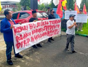 Komunikasi Gelar Aksi di Kejari Bengkulu Utara “Tangkap Aktor Kasus Perjadin Setwan”