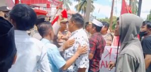 Gerbang DPRD Bengkulu Utara Disegel Massa KOMUNIKASI, Tuntut Tanggung Jawab atas Skandal Anggaran