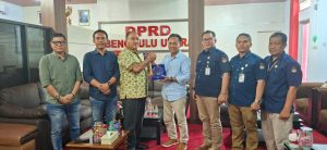 Simbol Apresiasi Demokrasi, KPU Serahkan Cenderamata kepada DPRD Bengkulu Utara