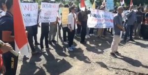 Warga Tanjung Sari Geruduk Kantor Inspektorat, Soroti Juga Pemanggilan Wartawan
